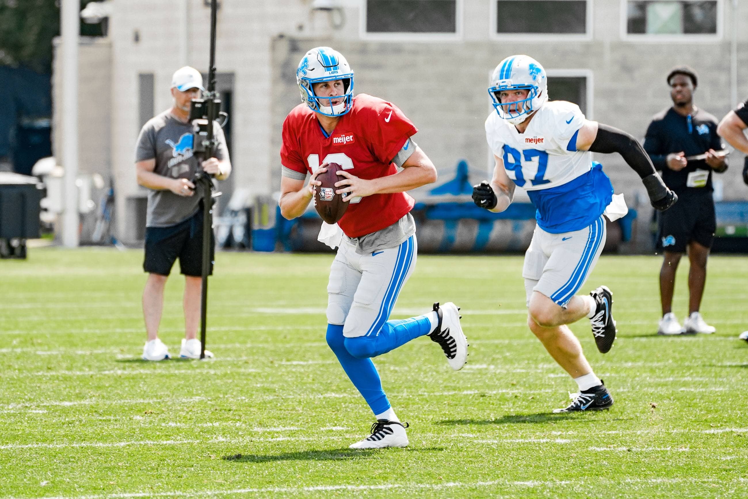 Detroit Lions quarterback Jared Goff (16) and Detroit Lions edge rusher Aidan Hutchinson (97) during training camp at the Meijer Performance Center on Aug. 25, 2026 in Allen Park, Mich. (Jeff Nguyen/Detroit Lions)