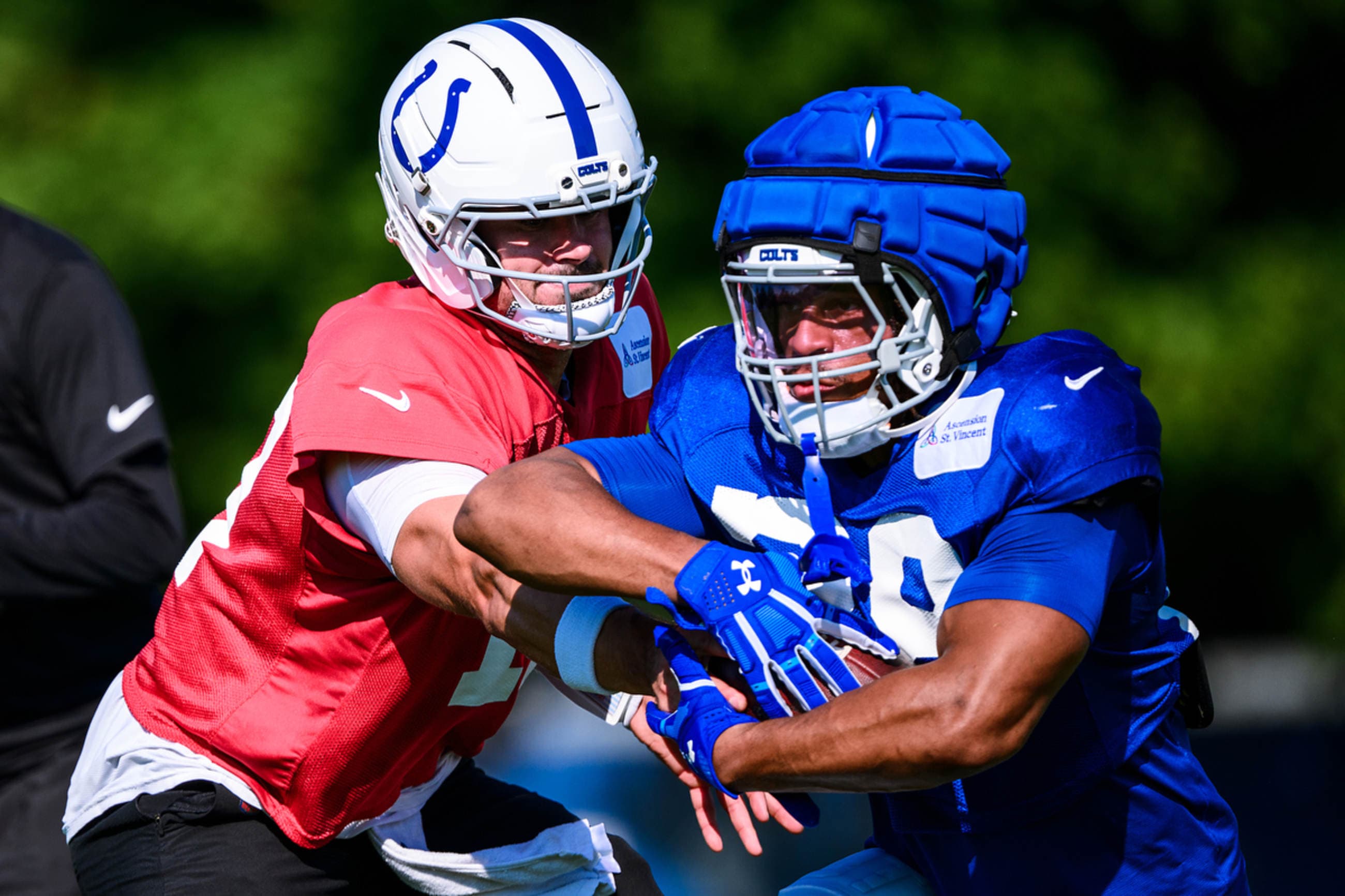 QB Daniel Jones #17 and RB Jonathan Taylor #28