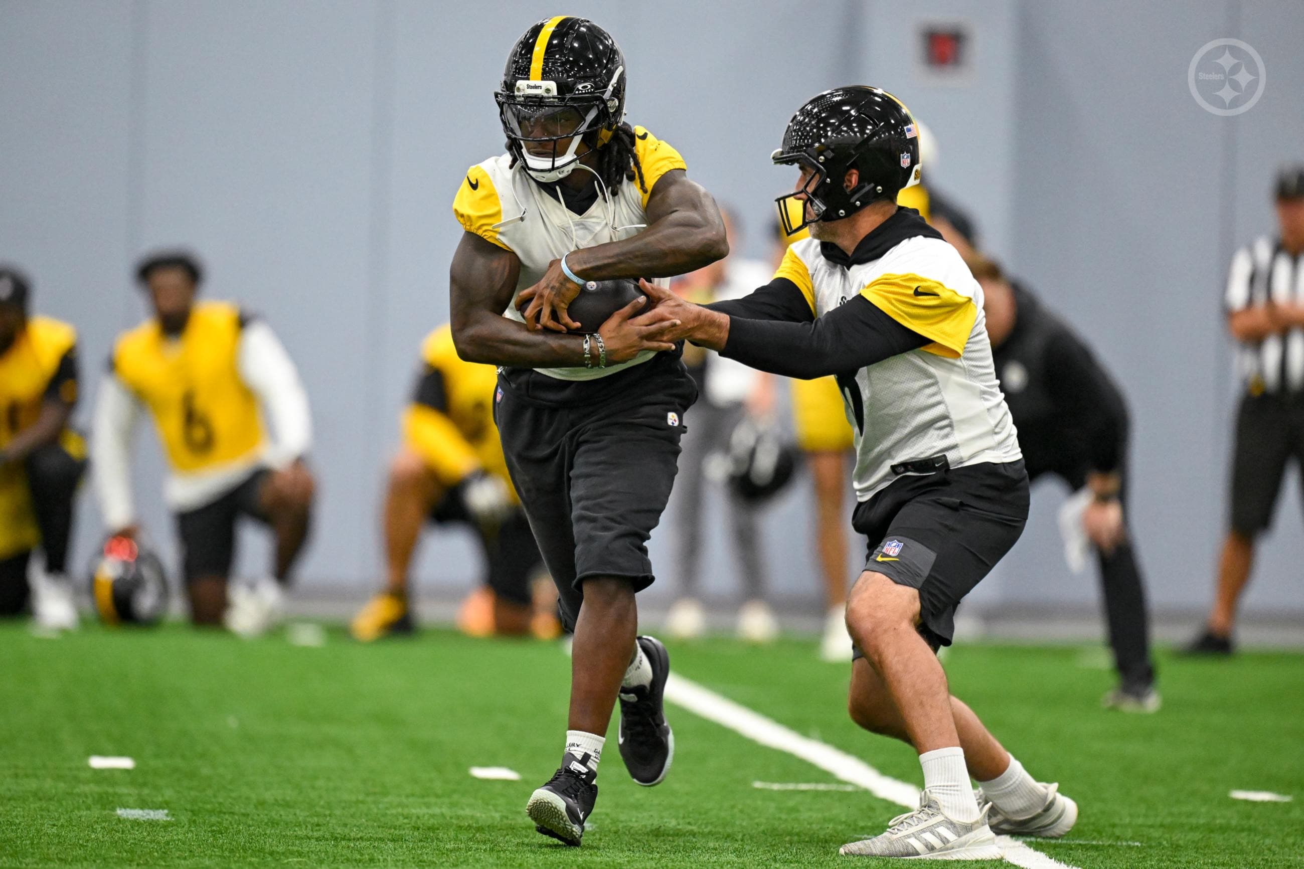 Pittsburgh Steelers running back Kaleb Johnson (20) and quarterback Aaron Rodgers (8) train at Saint Vincent College during the 2026 Steelers Training Camp on Tuesday August 11, 2026 in Latrobe, PA. (Jordan Perez / Pittsburgh Steelers)